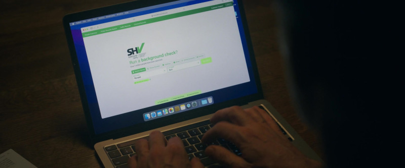 Apple MacBook (Scene 2), MacOS in Dexter Resurrection S01E03 “Backseat Driver” (2025)