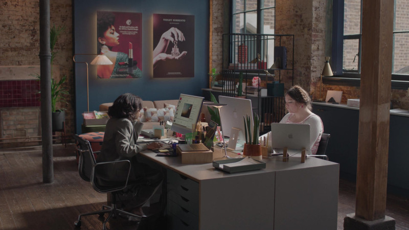 Apple MacBook, iMac in Too Much S01E02 “Pity Woman” (2025)
