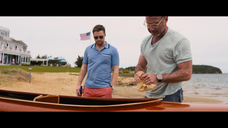 Apple Watch in The Perfect Couple S01E01 (2024)