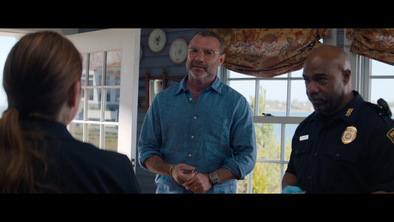 Apple Watch in The Perfect Couple S01E02 (2024)