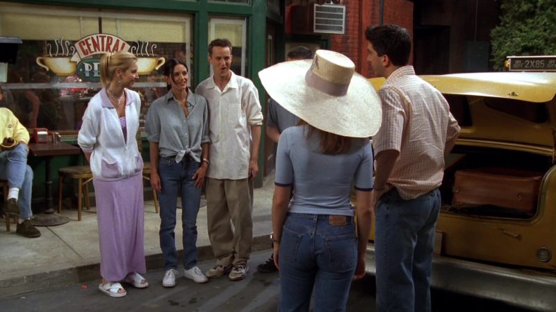 Nike Sneakers Worn by Matthew Perry (Chandler Bing) in Friends Season 3 Episode 25 