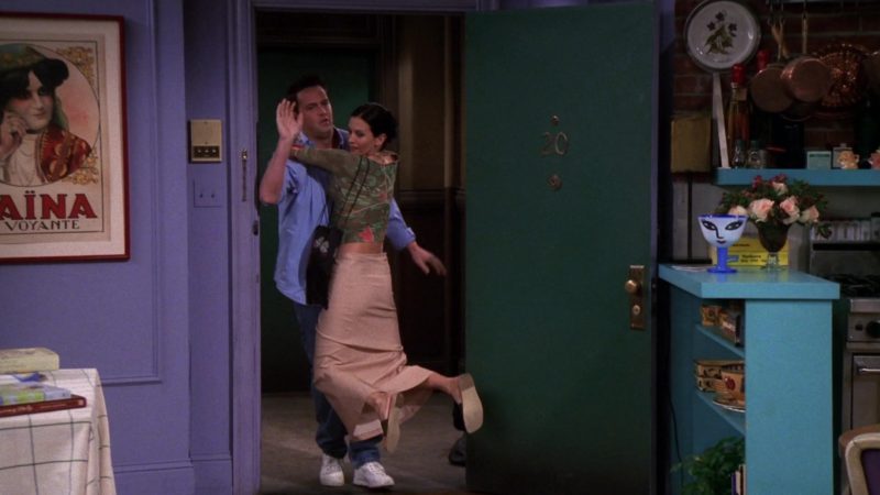 Nike White Sneakers Worn by Matthew Perry (Chandler Bing) in Friends Season 6 Episode 1 