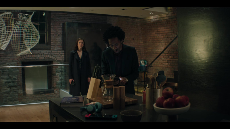 Nintendo Switch Console in You S05E07 “#JoeGoldberg” (2025)