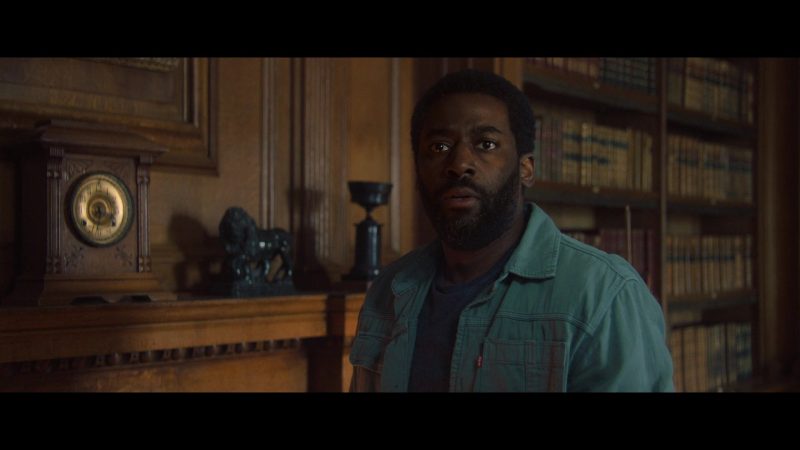 Levi's Shirt in Hostage S01E05 (2025)