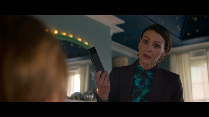Samsung Galaxy Z Flip Smartphone in Hostage S01E01 (2025)