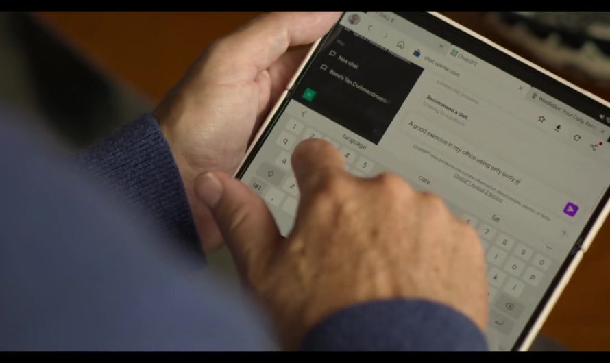 Bill Gates Uses ChatGPT on Samsung Fold