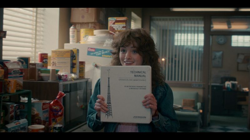 Nabisco, Pringles, Ritz Crackers, Planters, Swiss Miss in Stranger Things S05E01 
