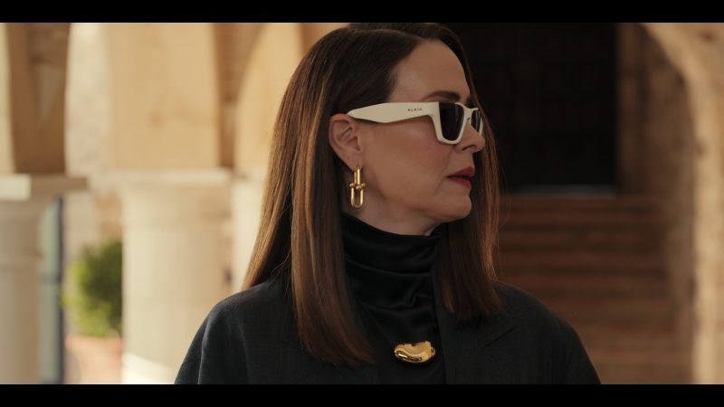 Alaïa geometric-shaped sunglasses, Tiffany & Co. HardWear large link earrings in All’s Fair S01E07 “Letting Go” (2025)