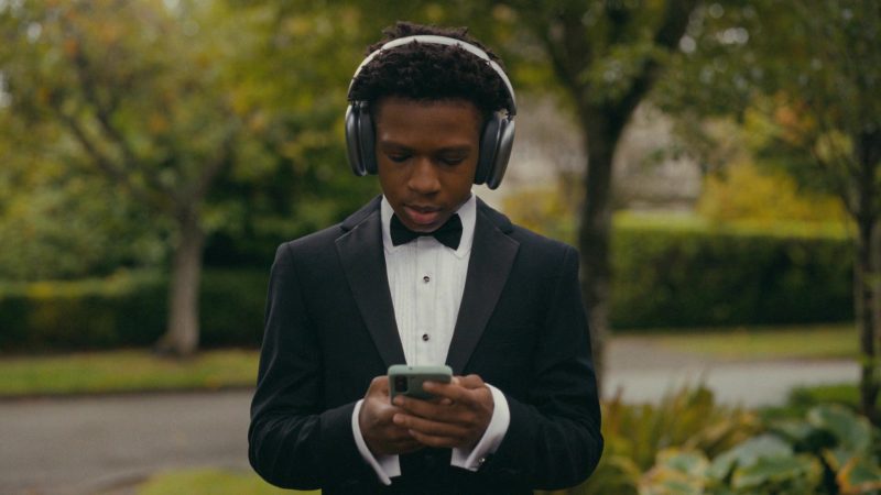 Apple AirPods in Watson S02E09 