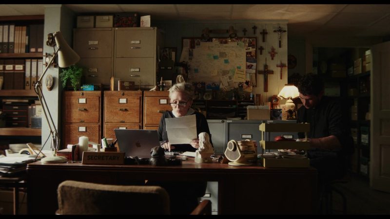 Apple MacBook (Scene 1) in Wake Up Dead Man – A Knives Out Mystery (2025)