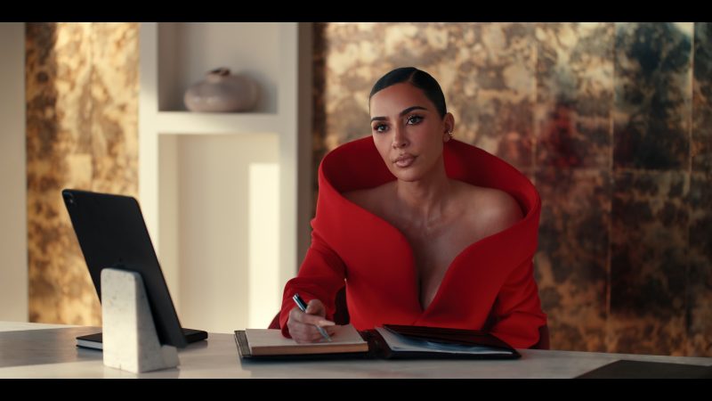 Apple iPad (Scene 2) in All’s Fair S01E09 