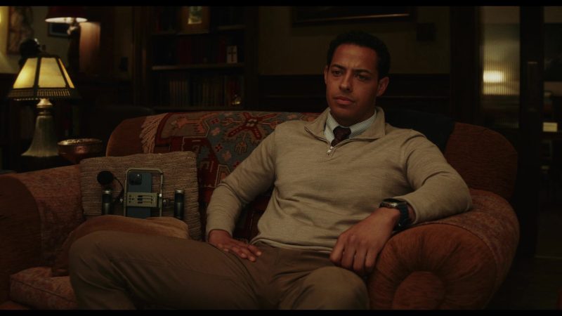 Apple iPhone, Apple Watch in Wake Up Dead Man – A Knives Out Mystery (2025)